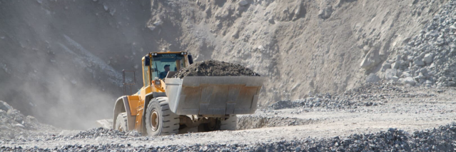 En hjullastar transporterar grus is ett grusschakt.